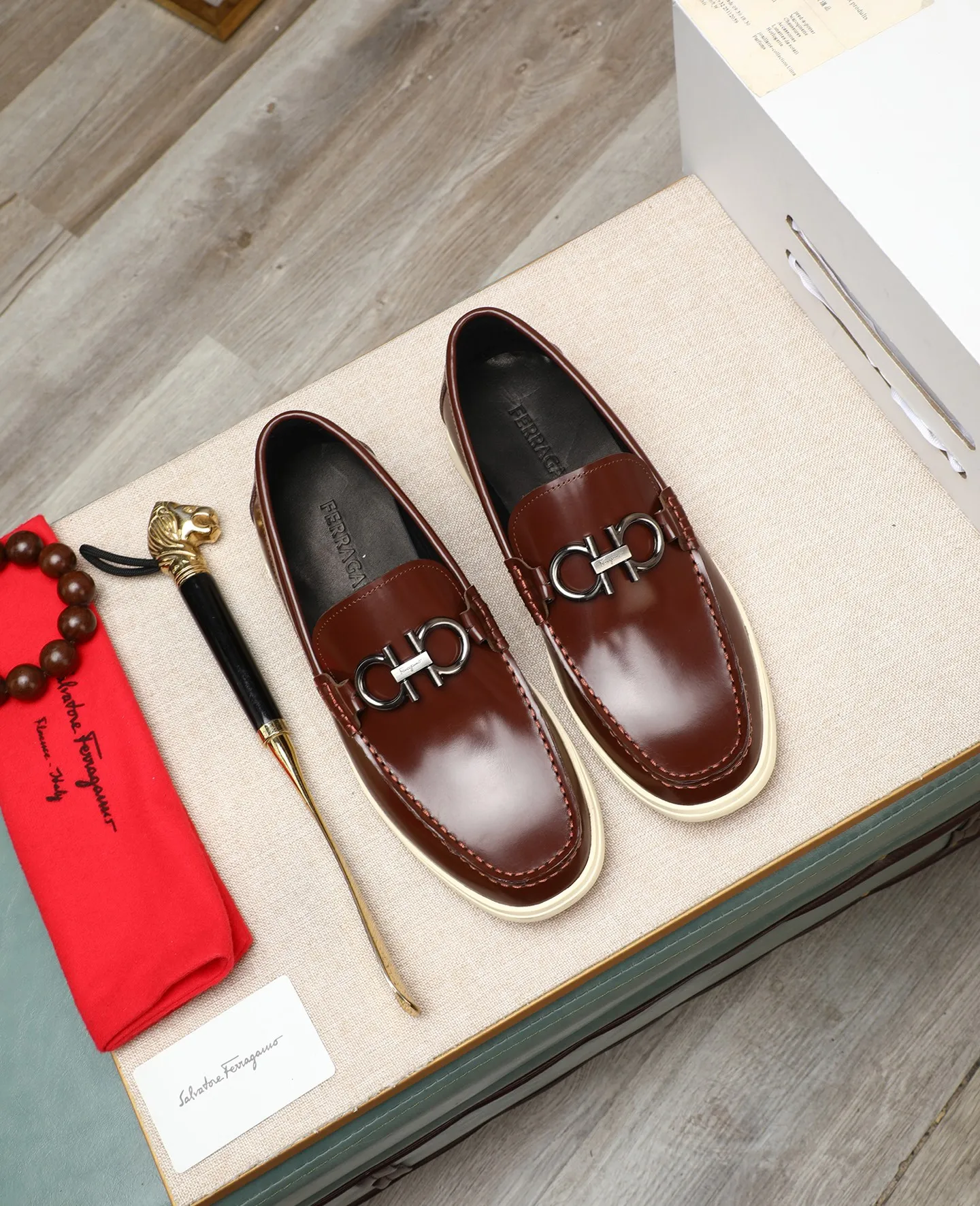 Men's shoes 💰580 📛📛(water-dyed cow lining) Salvatore Ferragamo high-end (Salvatore Ferragamo) is the top international luxury footwear brand. It comes from the fashion kingdom of Italy. It is famous all over the world for its traditional handmade design and novel styles... 🚶🏻🚶🏻New suit shoes are available simultaneously at the counter. This style is purely handmade. The fabric is imported Italian calfskin➕Soft water-dyed cowhide lining. Original authentic outsole🌀🌀Size: 38➖44 (45 46 customized)